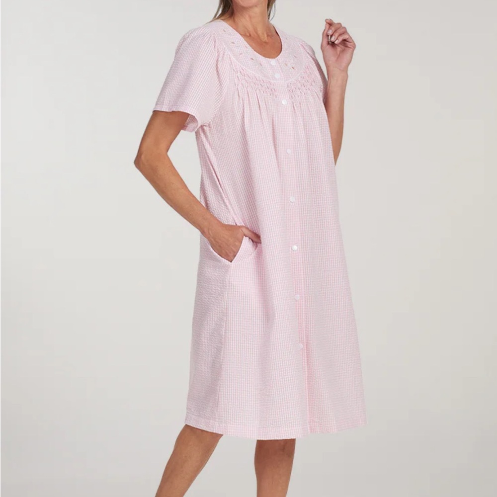Miss Elaine Light Pink Gingham Seersucker Smocked Embroidered House Gown. Small.